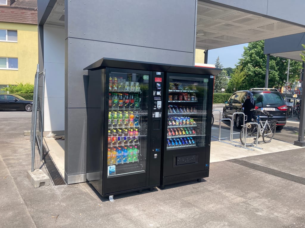 Easy Vending Automaten im Außenbereich einer Tankstelle