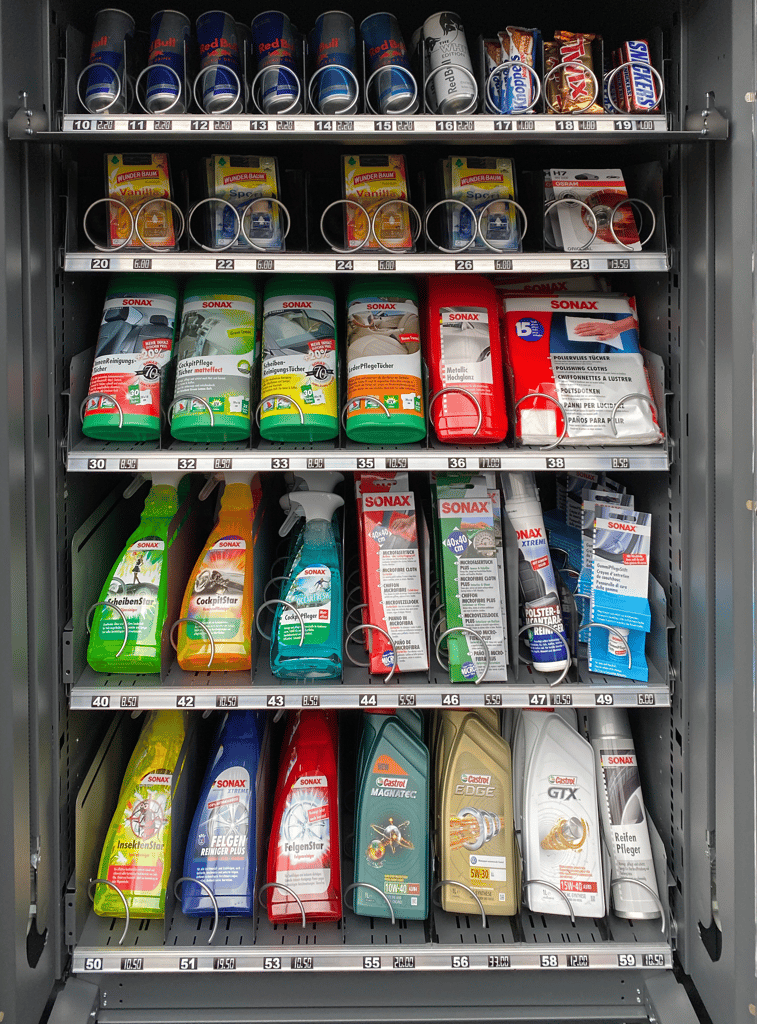 Verkaufsautomat mit Snacks und Autopflegeprodukten für Tankstellen und Waschparks