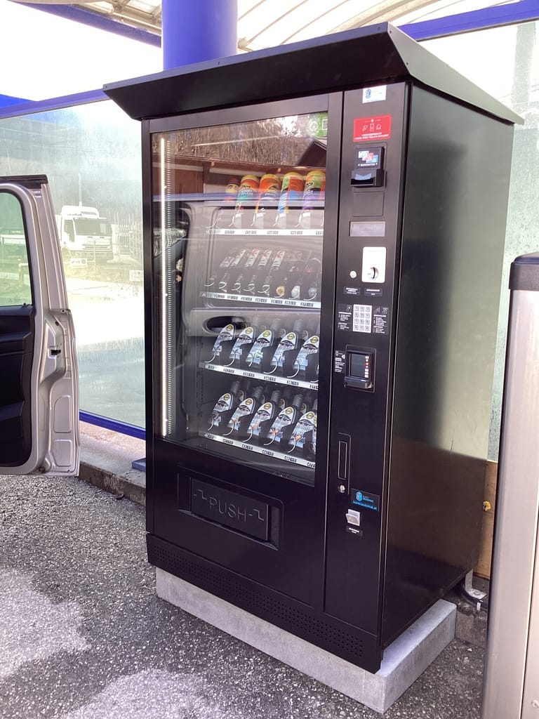 Verkaufsautomat an einem Waschpark – 24/7 verfügbar