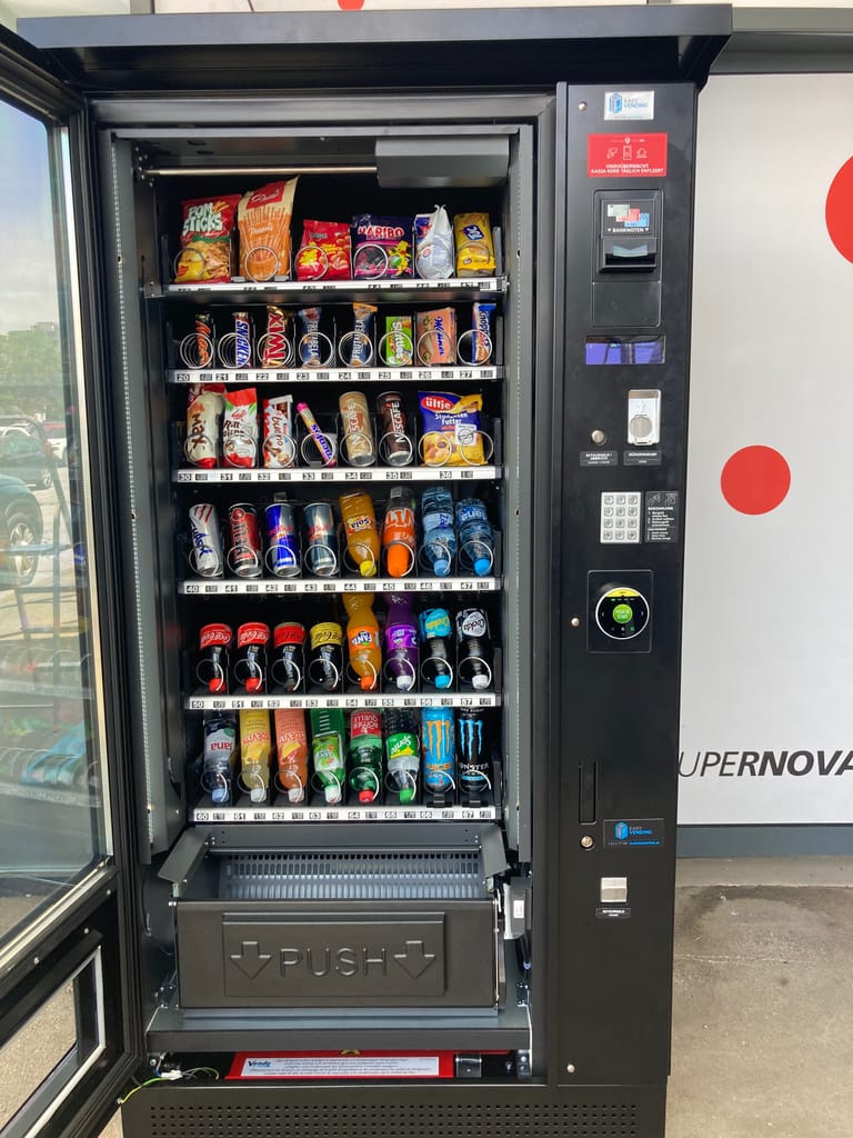 Bestückter Verkaufsautomat für Tankstellen mit Snacks und Getränken – Easy Vending