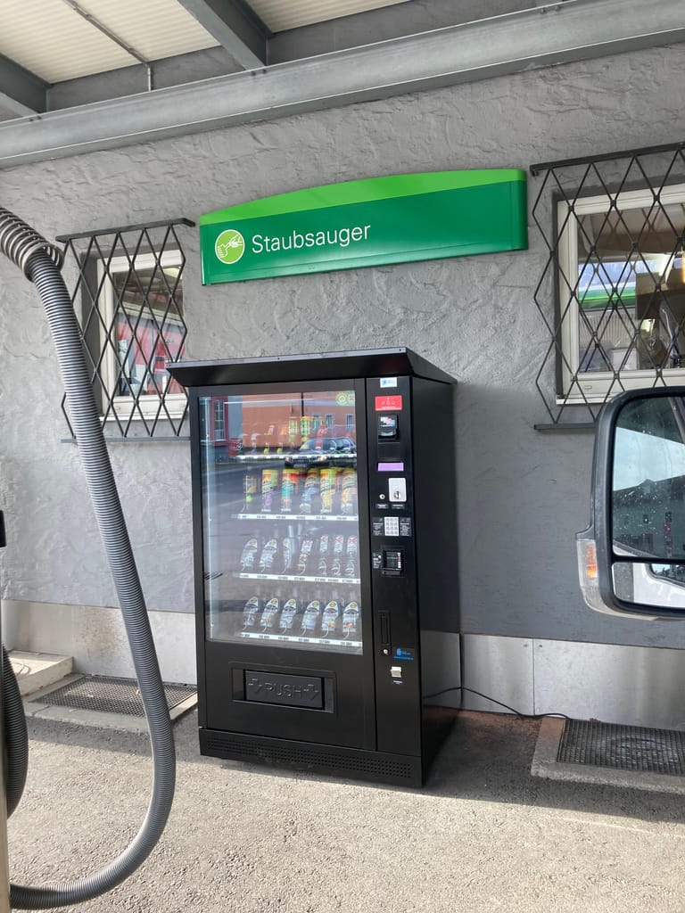 Pflegeprodukte und Snacks im Verkaufsautomat für Waschparks